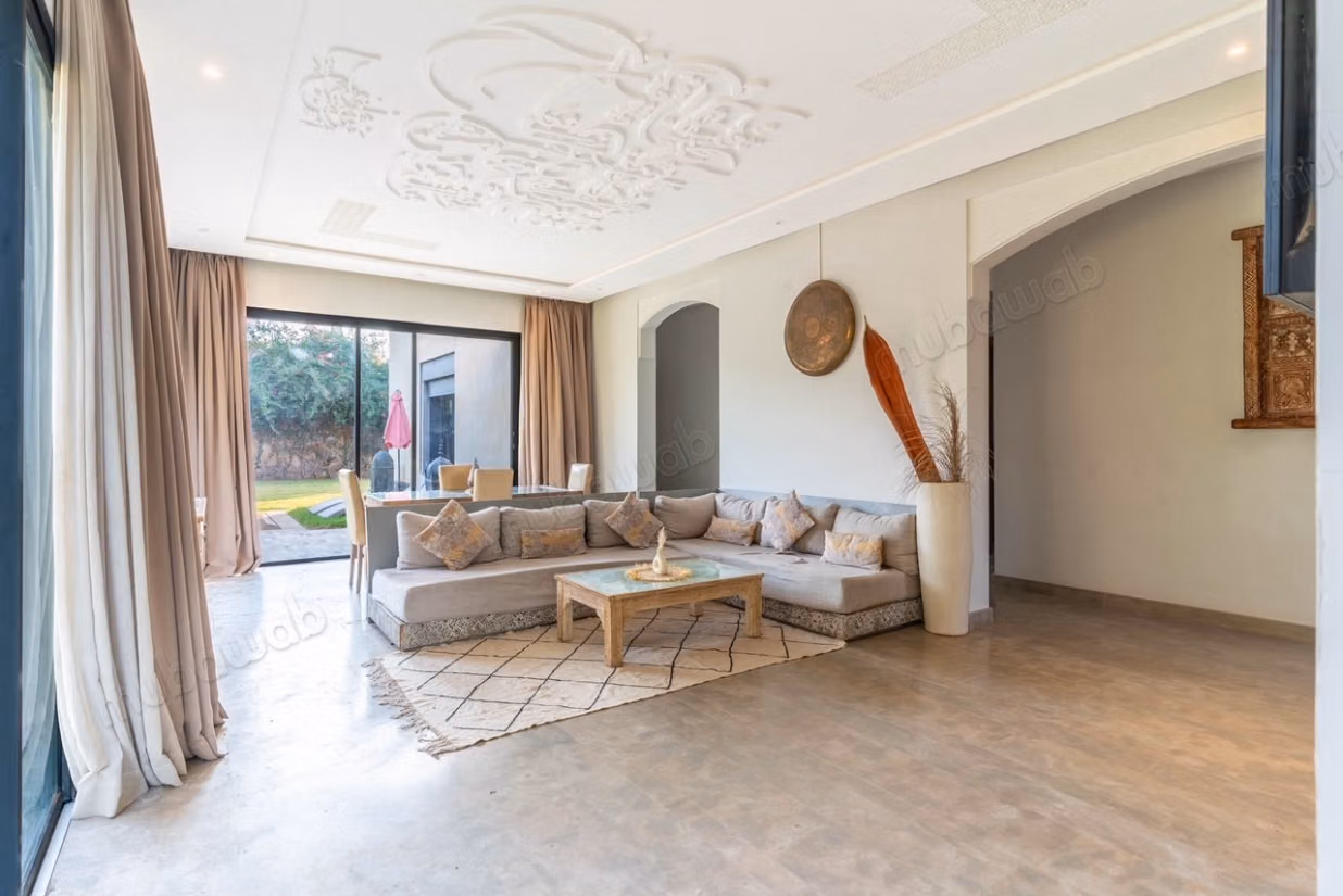 Villa de haut standing à louer à Route de Fez. 4 grandes pièces. Piscine et cheminée