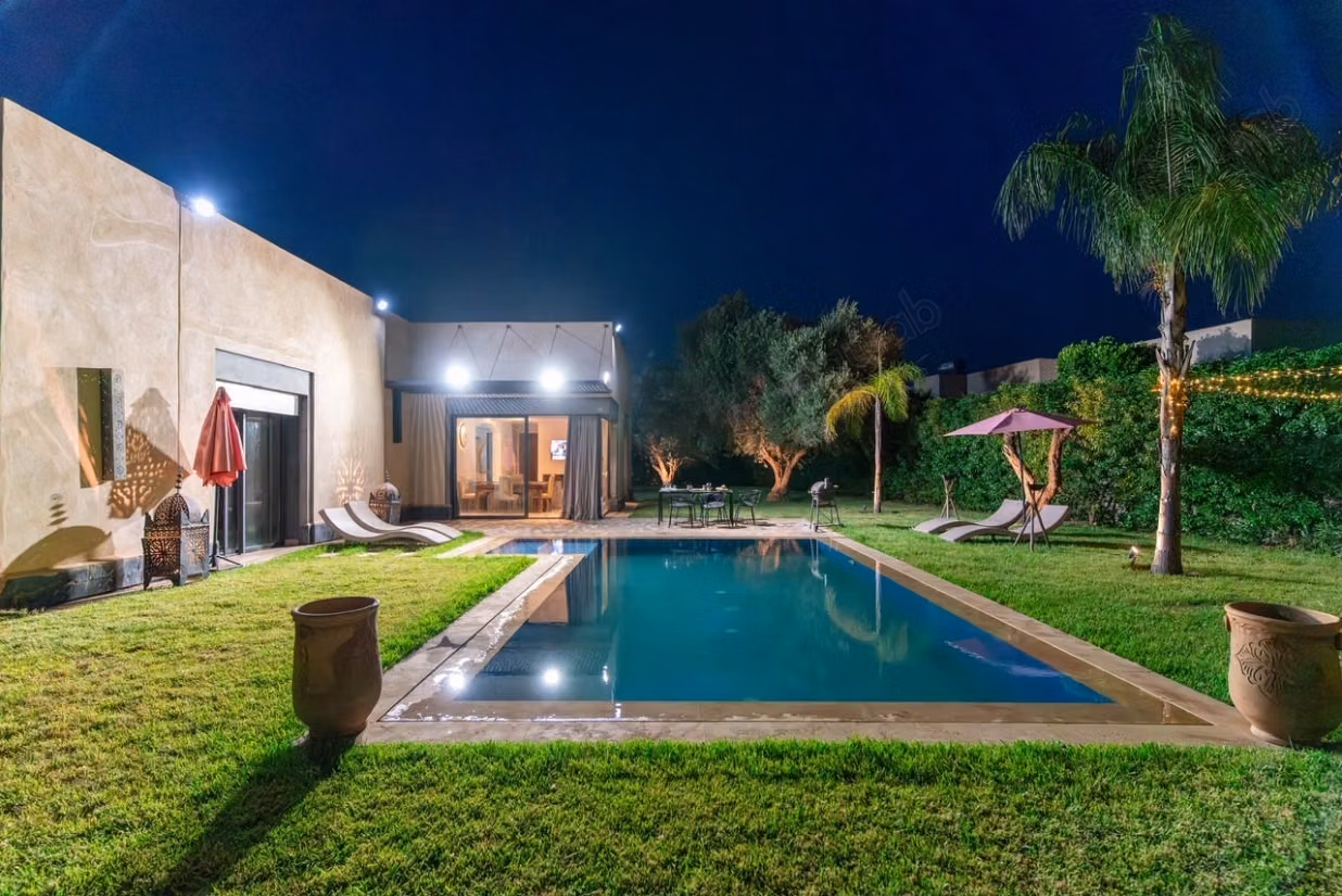 Villa de haut standing à louer à Route de Fez. 4 grandes pièces. Piscine et cheminée