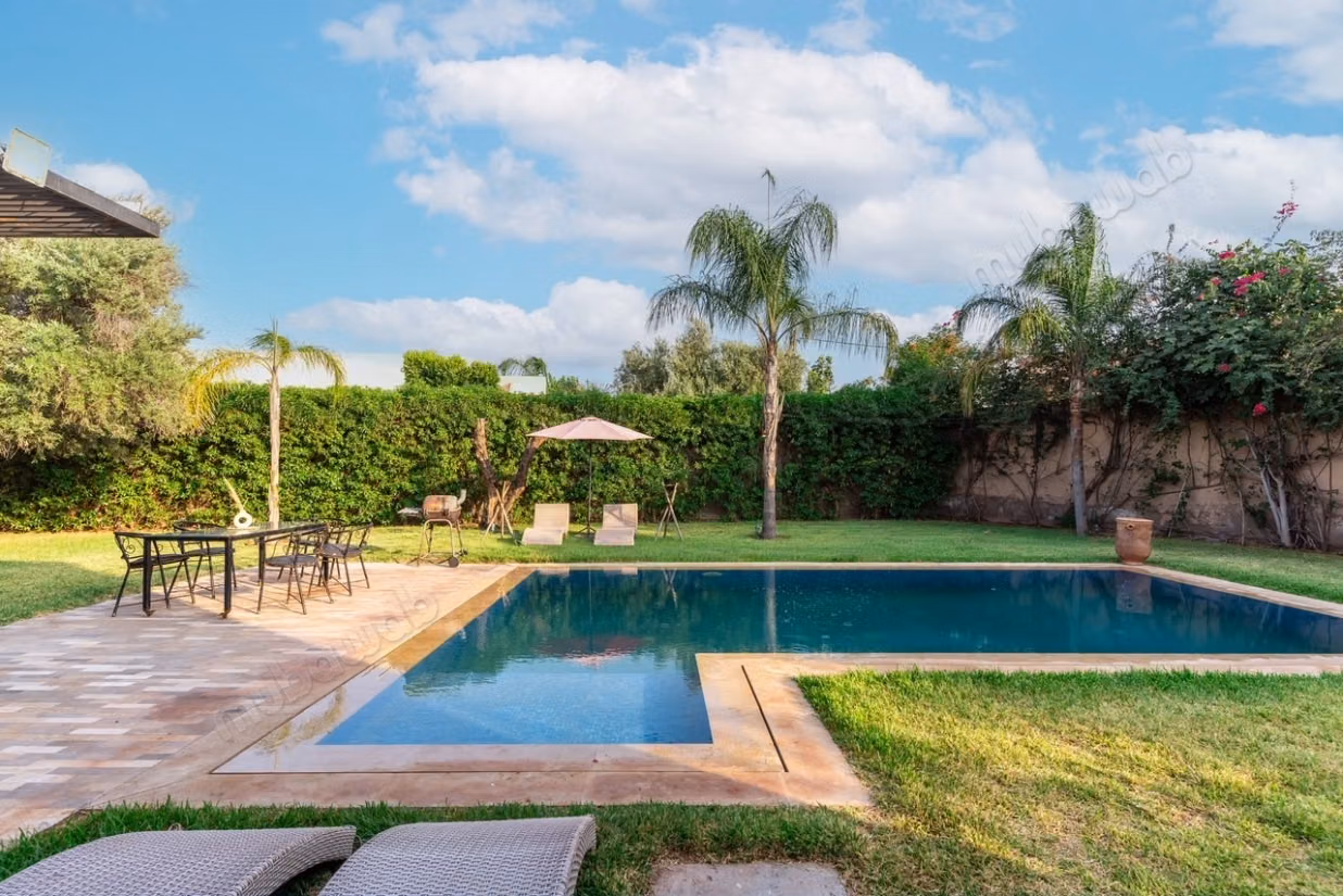Villa de haut standing à louer à Route de Fez. 4 grandes pièces. Piscine et cheminée