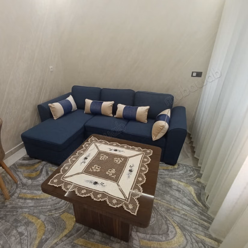 Apartamento en alquiler en el centro de la ciudad. Superficie 70 m². Residencia segura equipada con un sistema de recepción de canales por satélite.