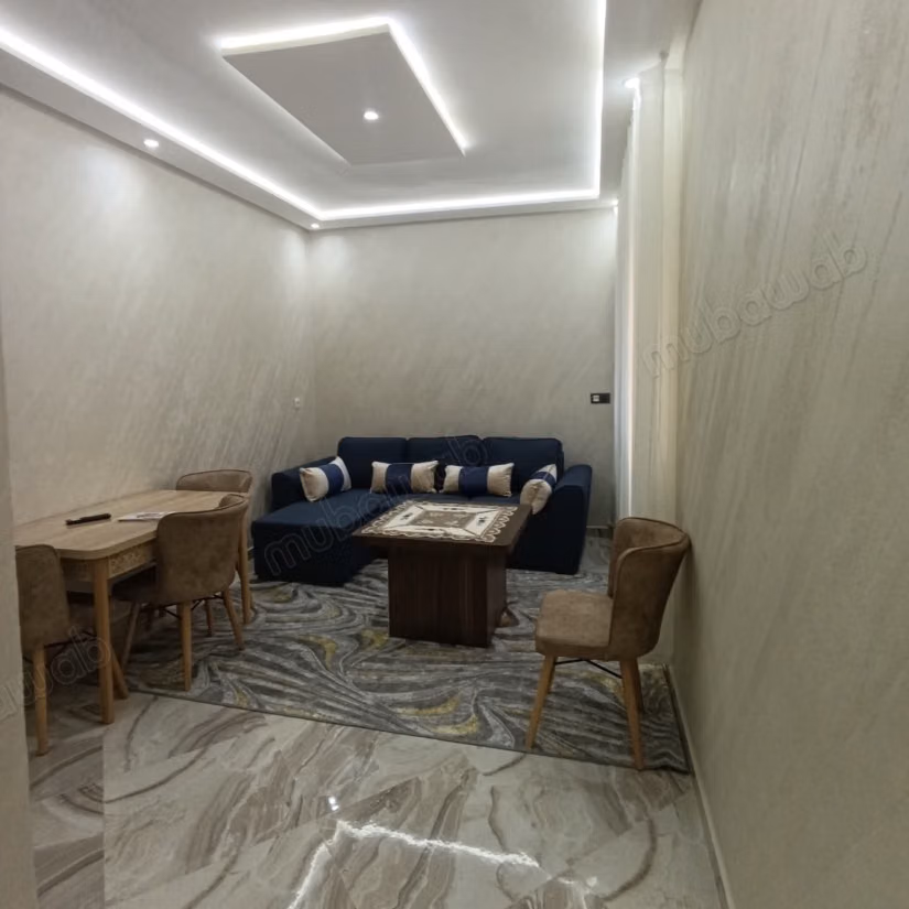 Apartamento en alquiler en el centro de la ciudad. Superficie 70 m². Residencia segura equipada con un sistema de recepción de canales por satélite.