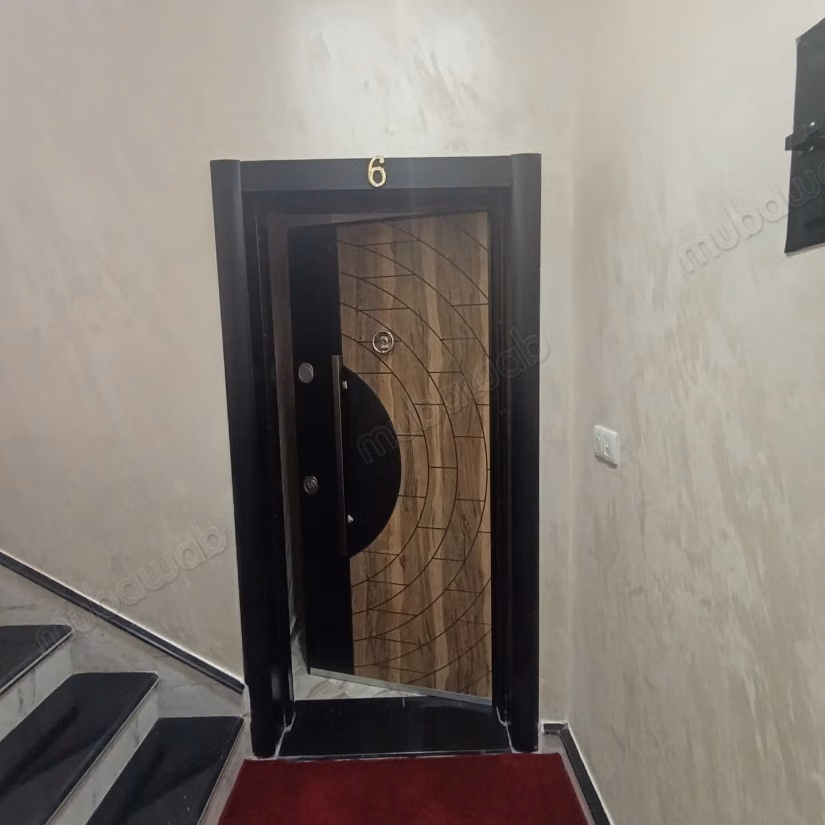 Apartamento en alquiler en el centro de la ciudad. Superficie 70 m². Residencia segura equipada con un sistema de recepción de canales por satélite.