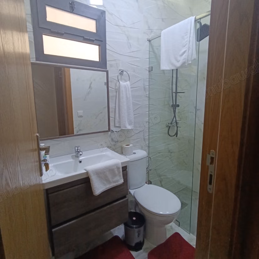 Apartamento en alquiler en el centro de la ciudad. Superficie 70 m². Residencia segura equipada con un sistema de recepción de canales por satélite.