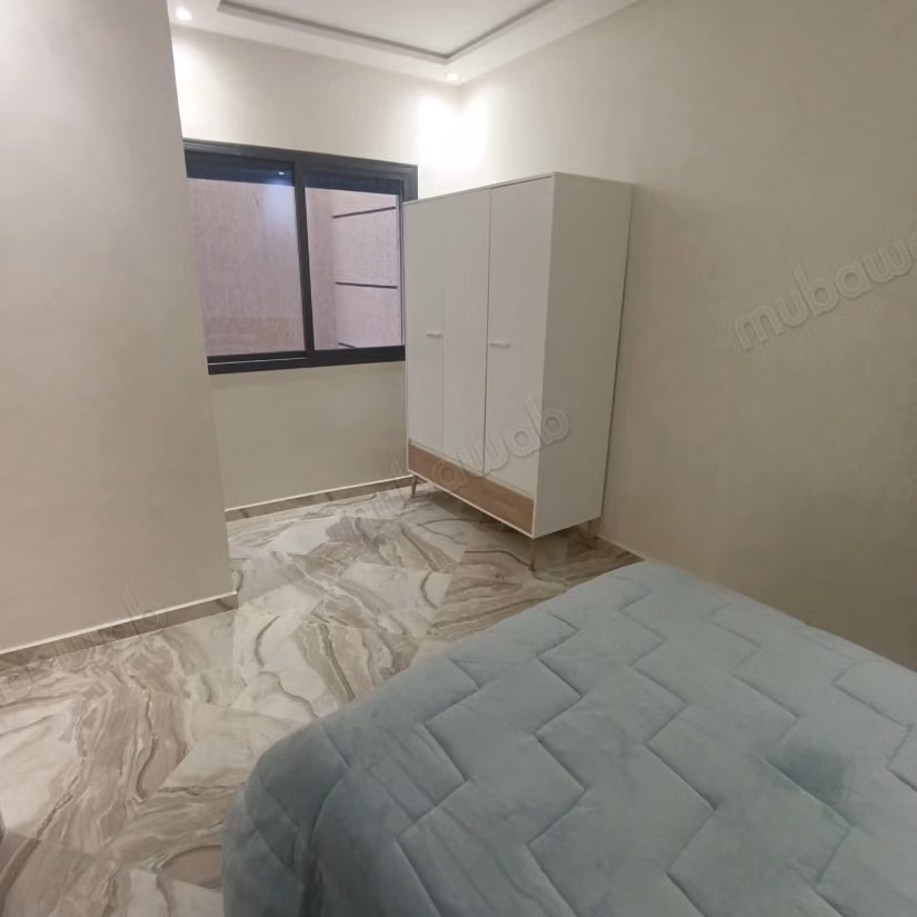 Apartamento en alquiler en el centro de la ciudad. Superficie 70 m². Residencia segura equipada con un sistema de recepción de canales por satélite.