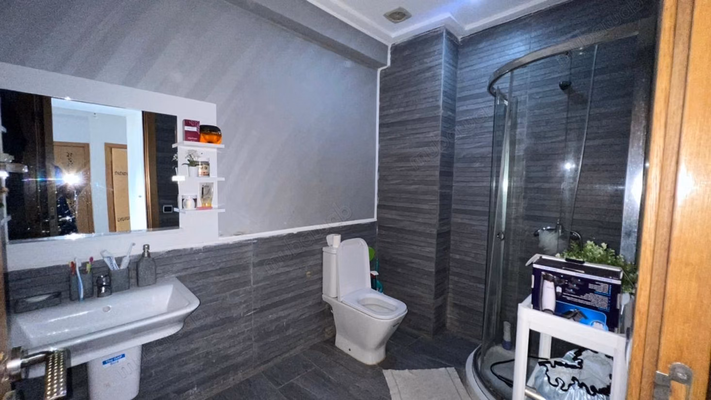 Sale of a beautiful apartment in El Mansouria. 3 large rooms. Double-glazed windows and reinforced door.