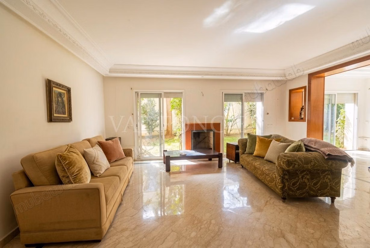 Vente Spacieux duplex 440m2 4chambres avec grand jardin Californie,
Casablanca — 2