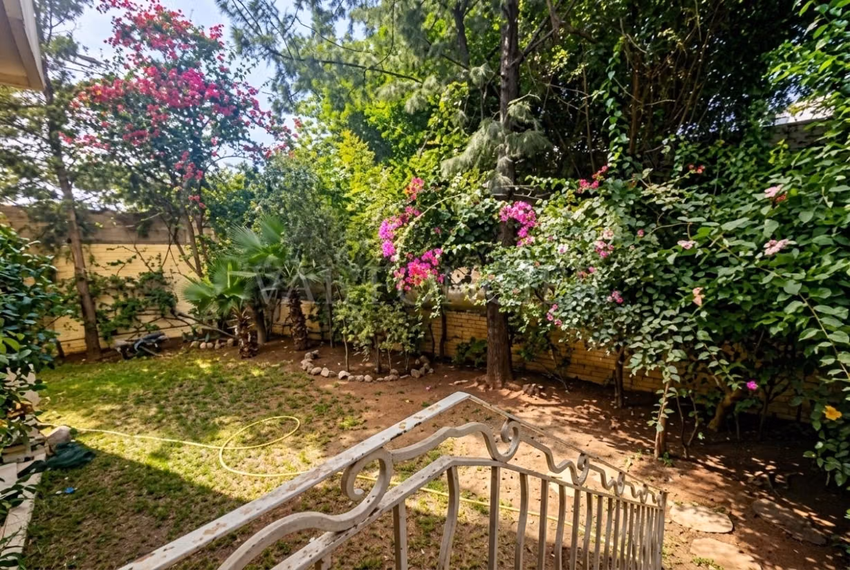 Vente Spacieux duplex 440m2 4chambres avec grand jardin Californie,
Casablanca — 4