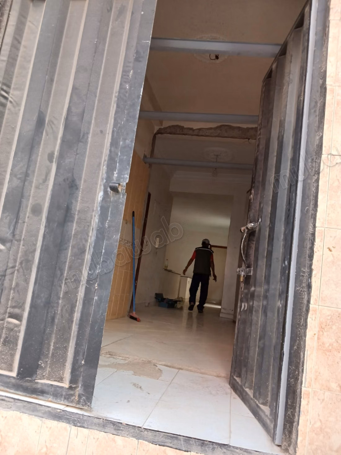 Commercial space for rent in Hay Zobir. Total area 105 m². Secure door
