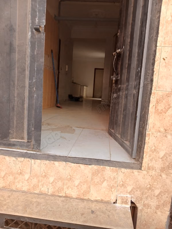 Commerciële ruimte te huur in Hay Zobir. Totale oppervlakte 105 m². Veilige deur