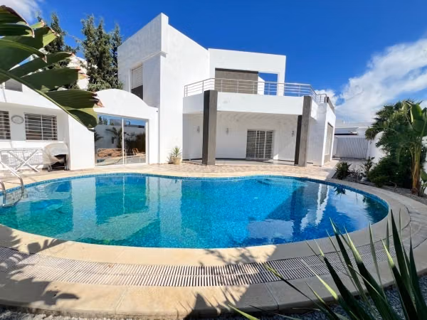 A louer: Villa avec piscine à Hammamet