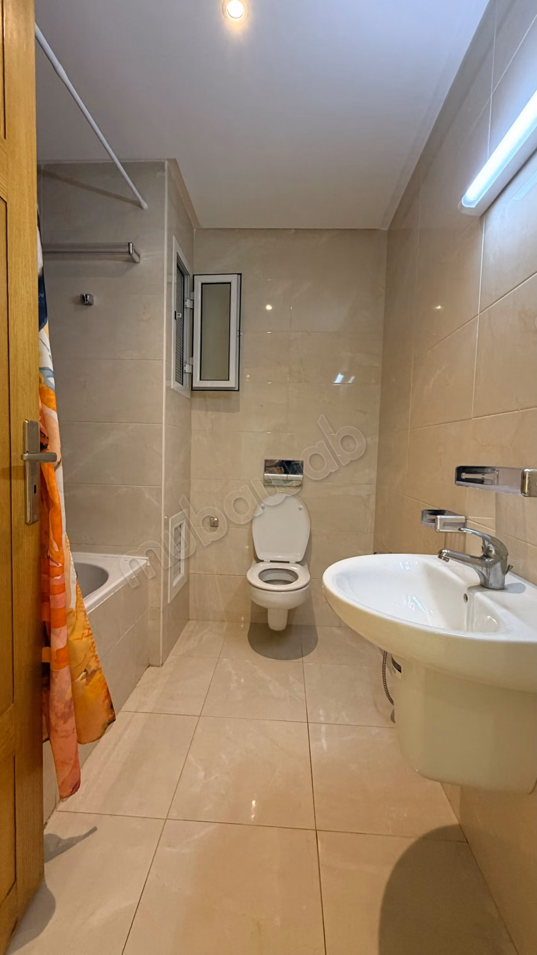  À LOUER – S2 à Cité Wahat  Cité Wahat, L’Aouina  Appartement S2 à louer, dans une résidence agréable.  Loyer: 1 200 DT  51 262 715
