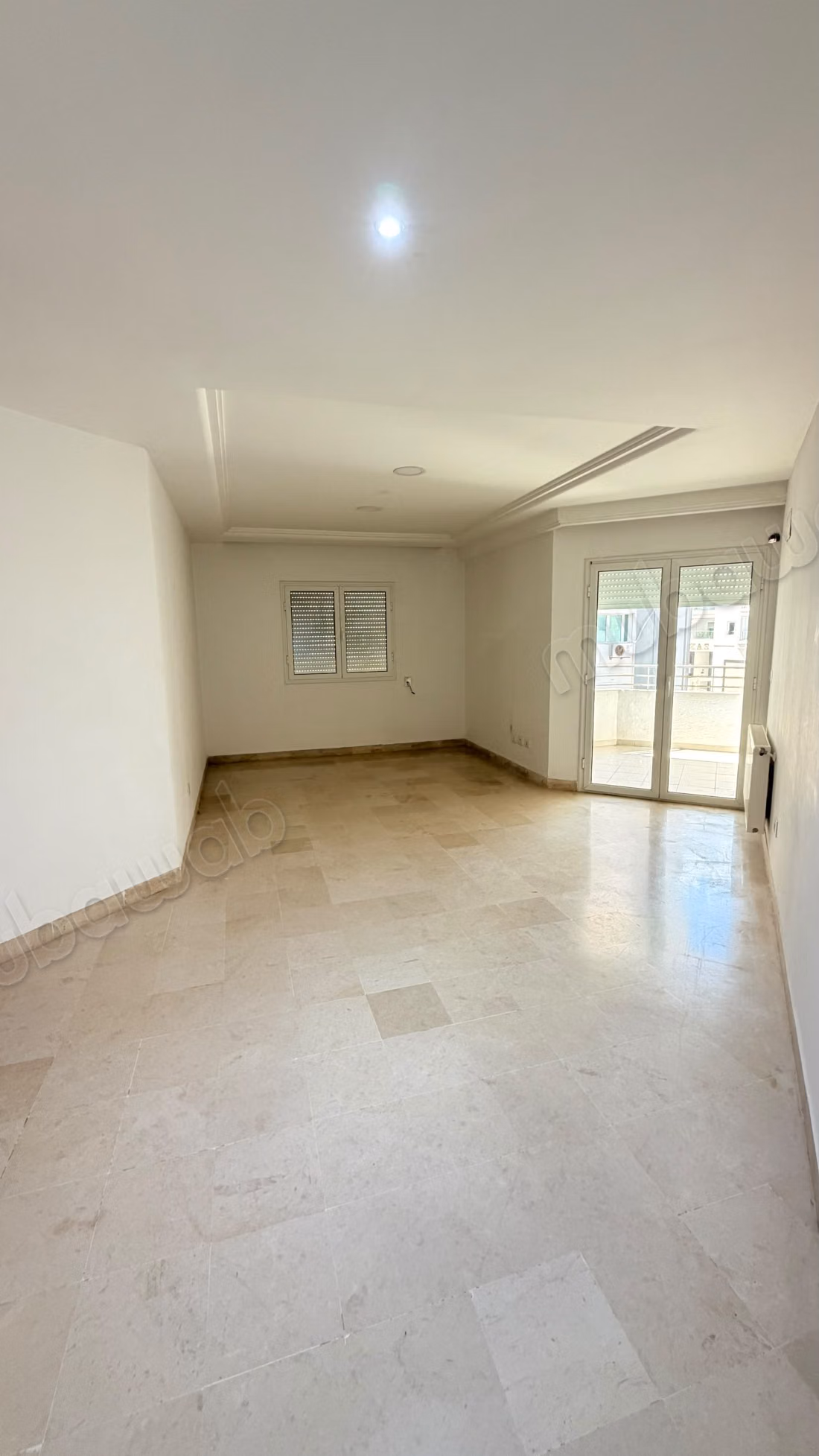  À LOUER – S2 à Cité Wahat  Cité Wahat, L’Aouina  Appartement S2 à louer, dans une résidence agréable.  Loyer: 1 200 DT  51 262 715