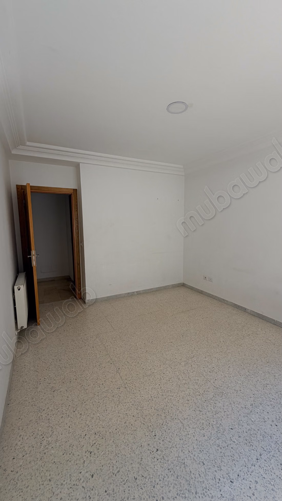  À LOUER – S2 à Cité Wahat  Cité Wahat, L’Aouina  Appartement S2 à louer, dans une résidence agréable.  Loyer: 1 200 DT  51 262 715