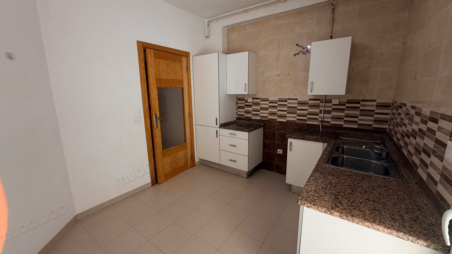  À LOUER – S2 à Cité Wahat  Cité Wahat, L’Aouina  Appartement S2 à louer, dans une résidence agréable.  Loyer: 1 200 DT  51 262 715