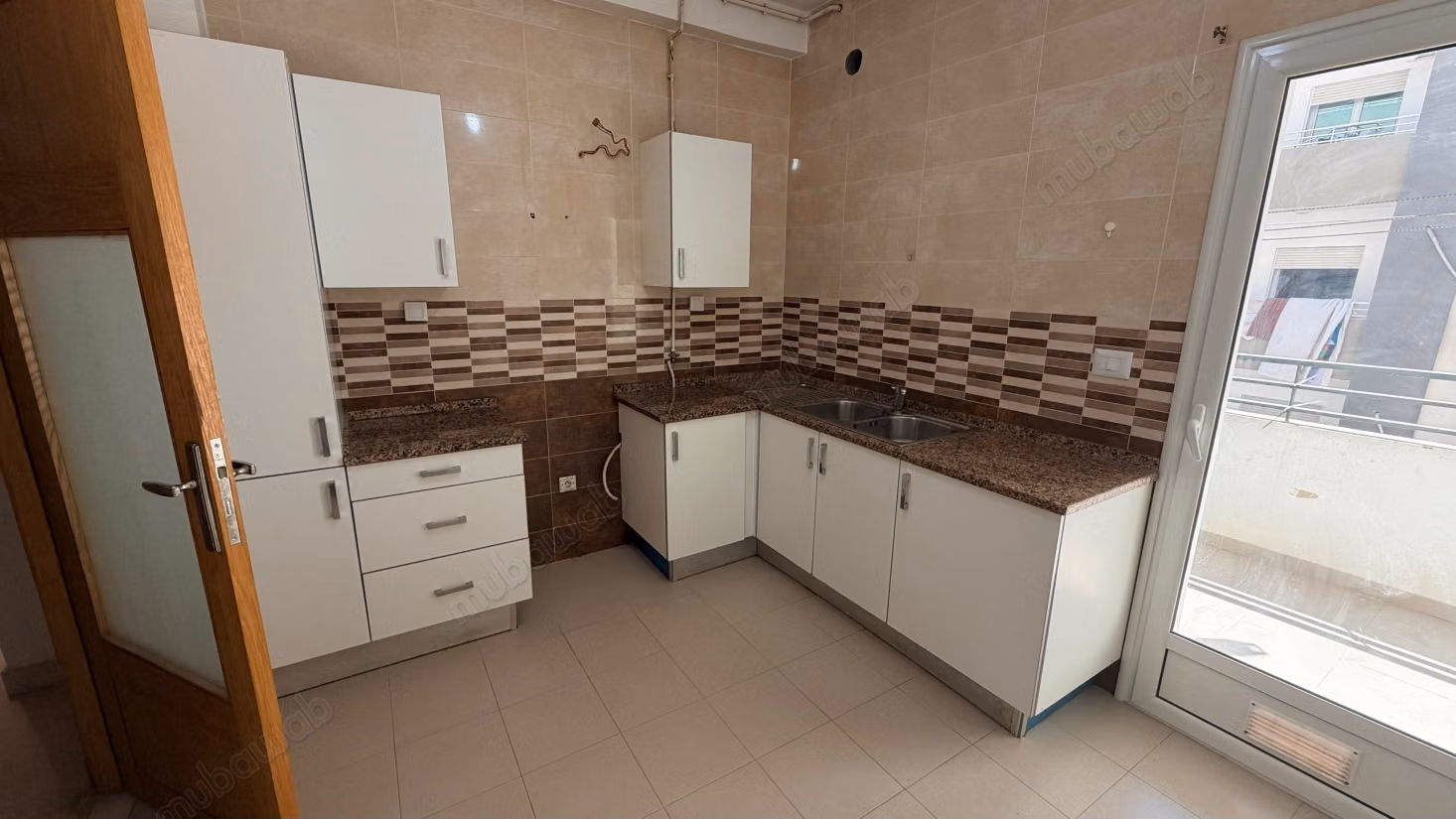  À LOUER – S2 à Cité Wahat  Cité Wahat, L’Aouina  Appartement S2 à louer, dans une résidence agréable.  Loyer: 1 200 DT  51 262 715