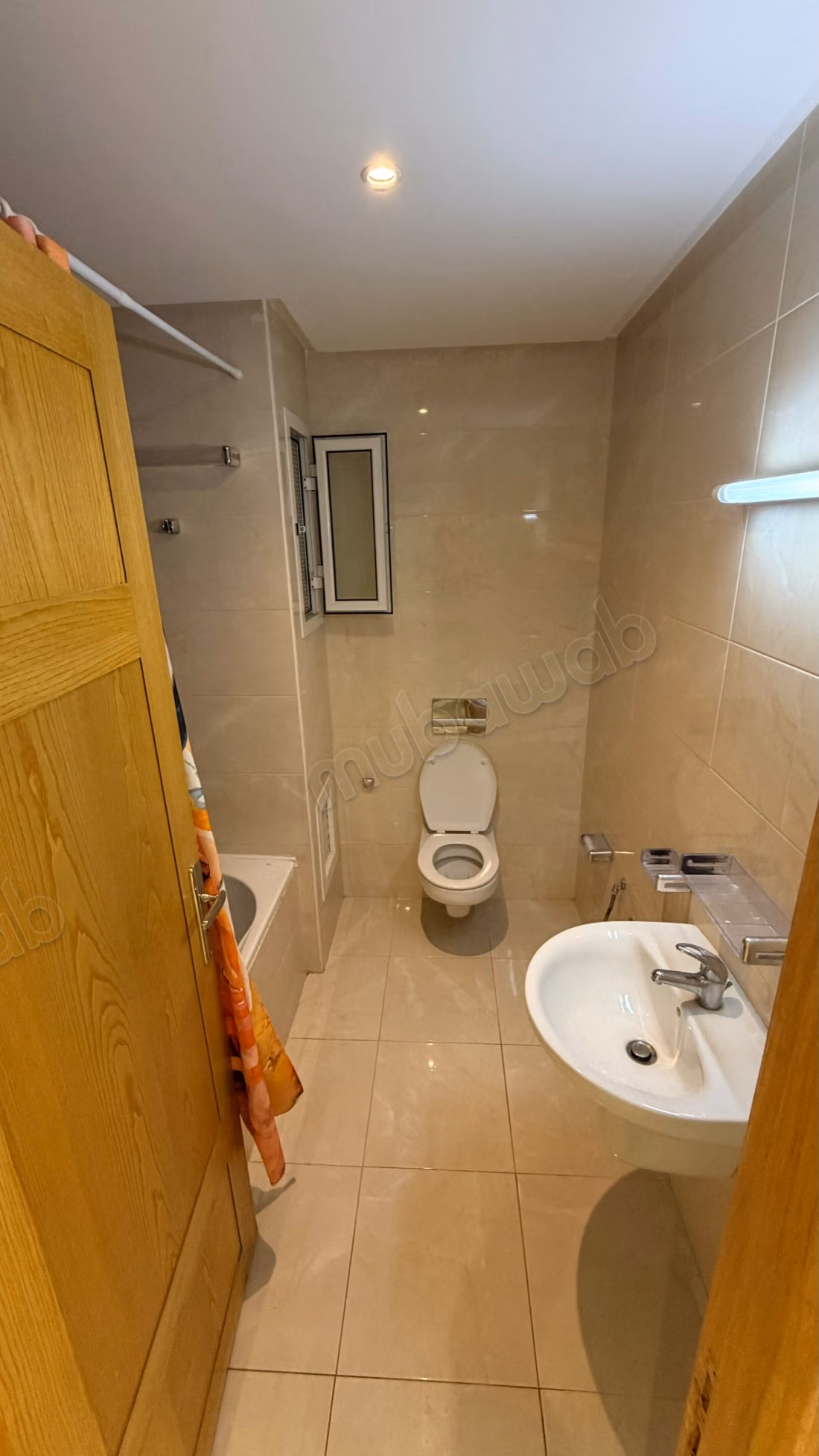  À LOUER – S2 à Cité Wahat  Cité Wahat, L’Aouina  Appartement S2 à louer, dans une résidence agréable.  Loyer: 1 200 DT  51 262 715