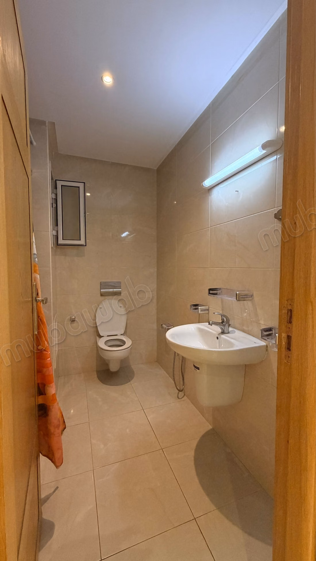  À LOUER – S2 à Cité Wahat  Cité Wahat, L’Aouina  Appartement S2 à louer, dans une résidence agréable.  Loyer: 1 200 DT  51 262 715