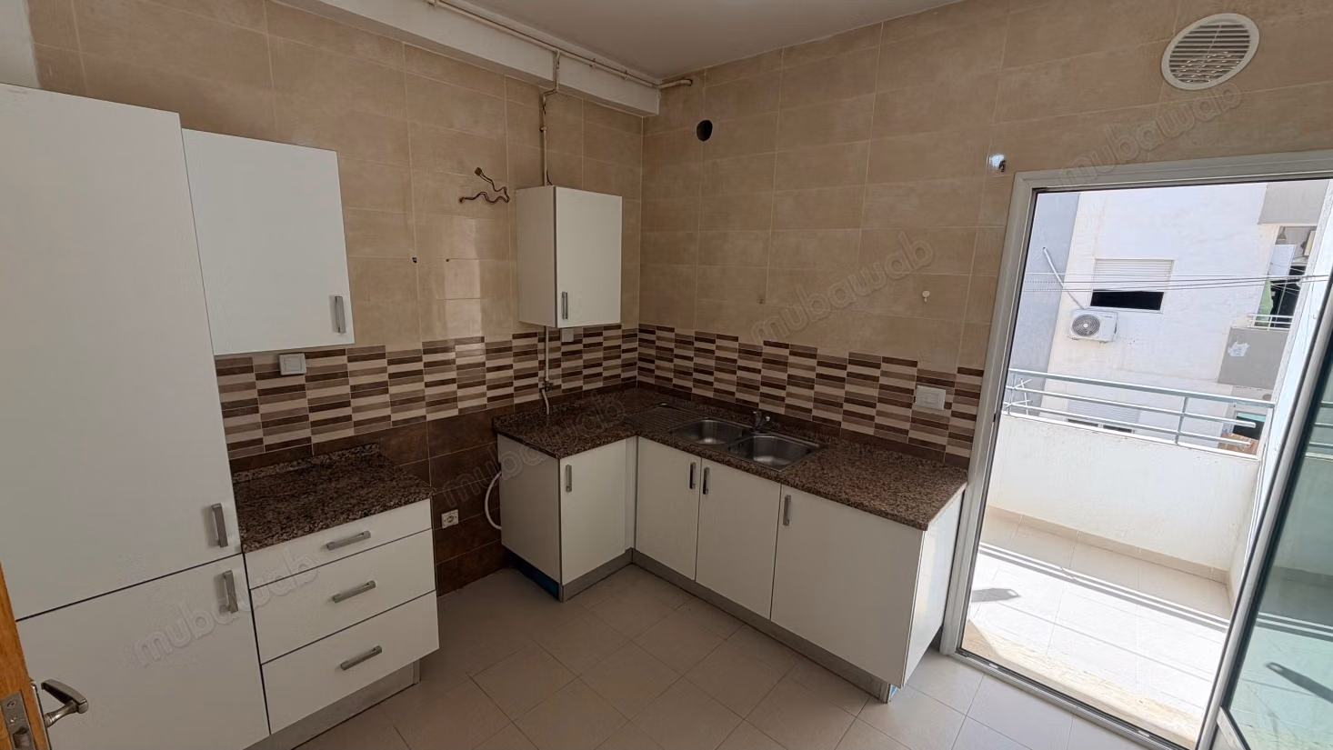  À LOUER – S2 à Cité Wahat  Cité Wahat, L’Aouina  Appartement S2 à louer, dans une résidence agréable.  Loyer: 1 200 DT  51 262 715