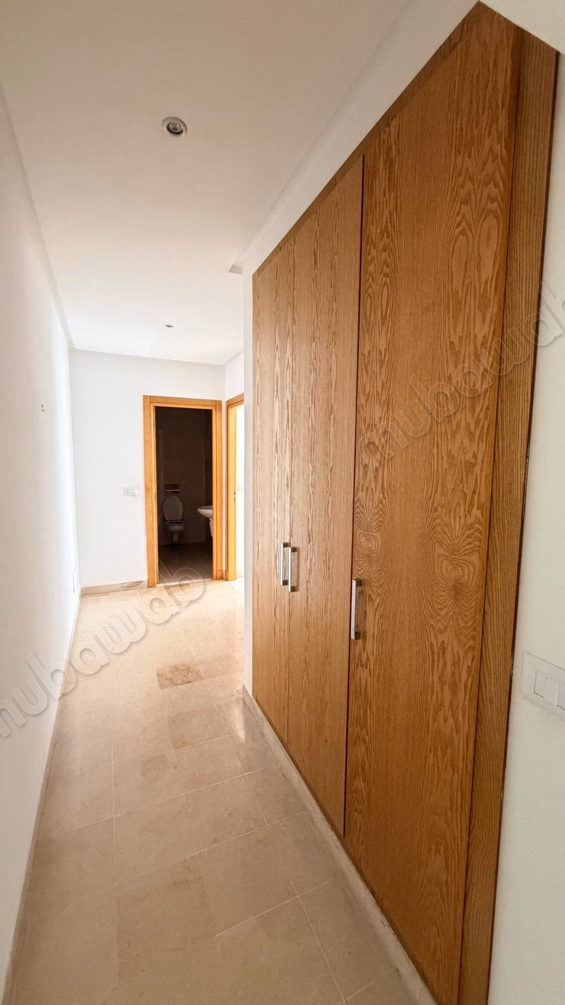  À LOUER – S2 à Cité Wahat  Cité Wahat, L’Aouina  Appartement S2 à louer, dans une résidence agréable.  Loyer: 1 200 DT  51 262 715