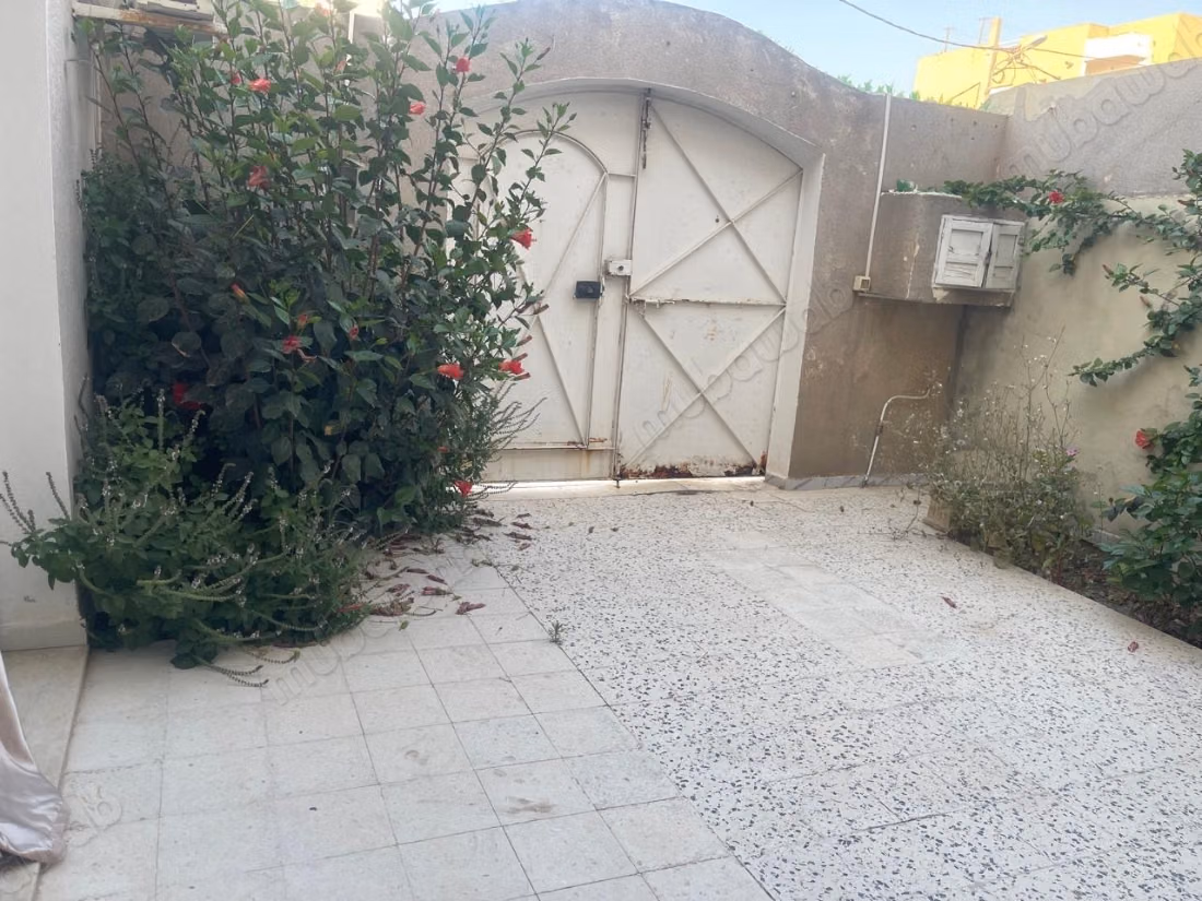 Maison à la vente. Surface totale 226 m². Système de parabole