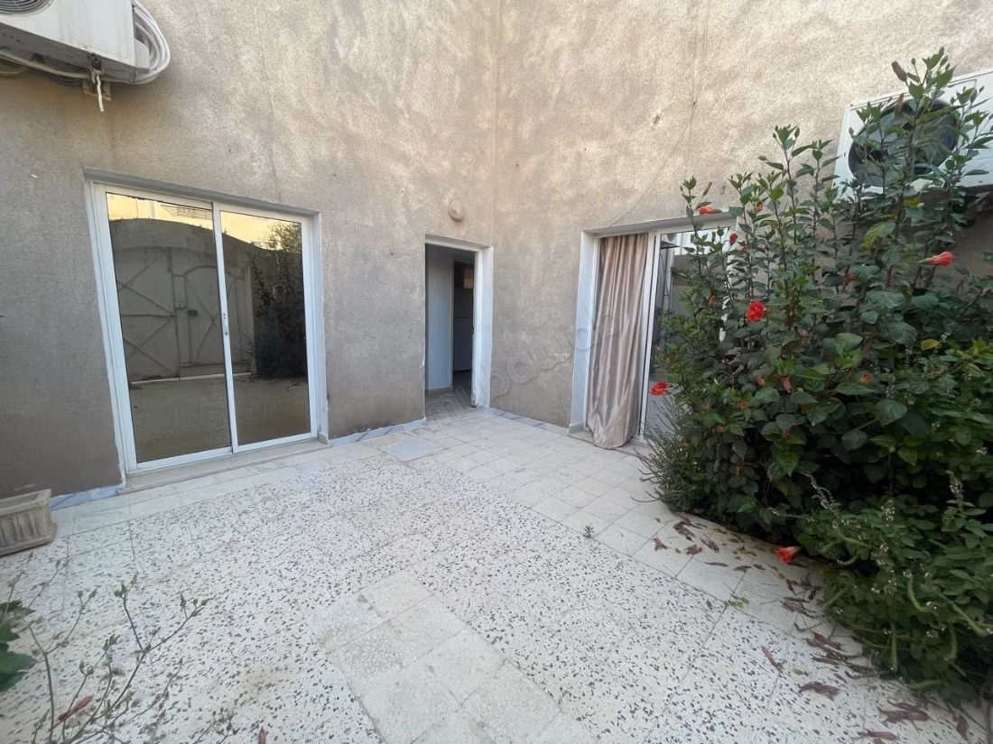 Maison à la vente. Surface totale 226 m². Système de parabole