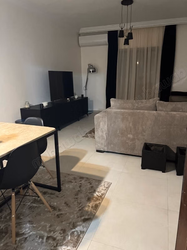 Louez cet appartement à Hivernage. Surface totale 83 m². Bien meublé