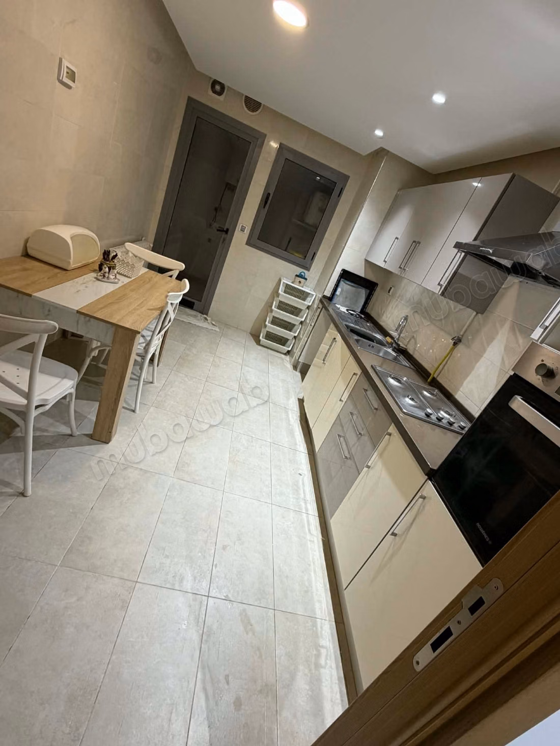 Vend appartement à La nouvelles Soukra 
2 belles chambres. 
Chauffage centralisé