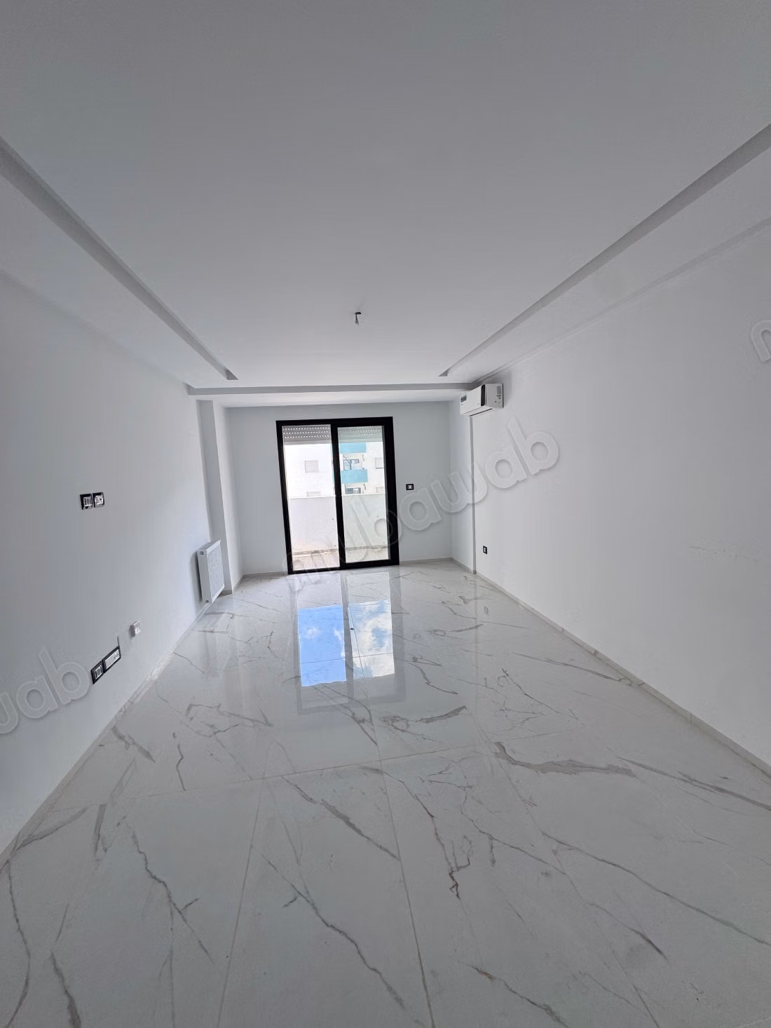  À LOUER – Magnifique S2 Haut Standing avec Suite Parentale  Jardin de L’Aouina Découvrez ce superbe S2 haut standing, situé dans une résidence moderne et sécurisée, offrant un cadre de vie confortable et agréable.  Les atouts:  Suite parentale avec salle de douche privative  Salon lumineux  Chambre avec dressing  Cuisine indépendante équipée  Résidence haut standing  Loyer: 1 600 DT  Contact: 51 261 715 Ne laissez pas passer cette belle opportunité