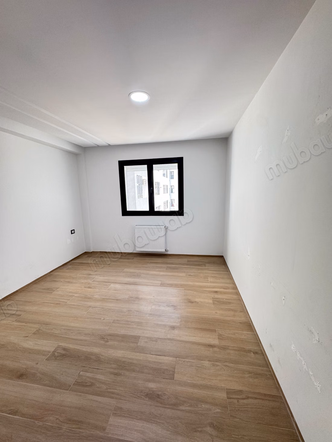  À LOUER – Magnifique S2 Haut Standing avec Suite Parentale  Jardin de L’Aouina Découvrez ce superbe S2 haut standing, situé dans une résidence moderne et sécurisée, offrant un cadre de vie confortable et agréable.  Les atouts:  Suite parentale avec salle de douche privative  Salon lumineux  Chambre avec dressing  Cuisine indépendante équipée  Résidence haut standing  Loyer: 1 600 DT  Contact: 51 261 715 Ne laissez pas passer cette belle opportunité