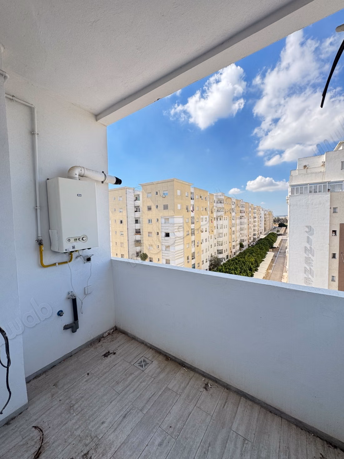  À LOUER – Magnifique S2 Haut Standing avec Suite Parentale  Jardin de L’Aouina Découvrez ce superbe S2 haut standing, situé dans une résidence moderne et sécurisée, offrant un cadre de vie confortable et agréable.  Les atouts:  Suite parentale avec salle de douche privative  Salon lumineux  Chambre avec dressing  Cuisine indépendante équipée  Résidence haut standing  Loyer: 1 600 DT  Contact: 51 261 715 Ne laissez pas passer cette belle opportunité