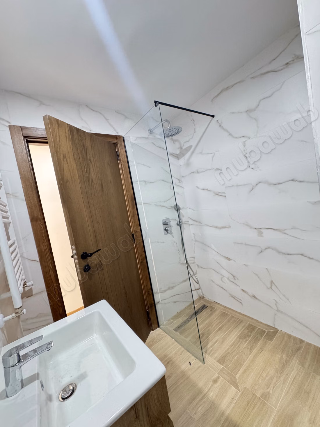  À LOUER – Magnifique S2 Haut Standing avec Suite Parentale  Jardin de L’Aouina Découvrez ce superbe S2 haut standing, situé dans une résidence moderne et sécurisée, offrant un cadre de vie confortable et agréable.  Les atouts:  Suite parentale avec salle de douche privative  Salon lumineux  Chambre avec dressing  Cuisine indépendante équipée  Résidence haut standing  Loyer: 1 600 DT  Contact: 51 261 715 Ne laissez pas passer cette belle opportunité