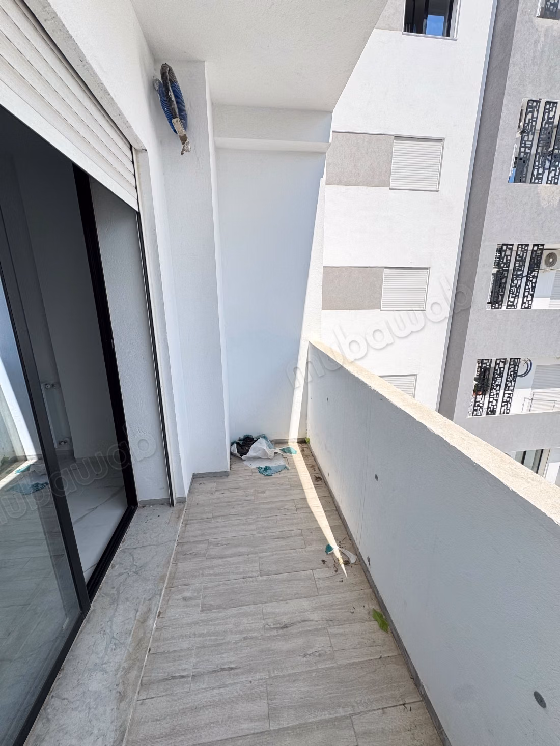 À LOUER – Magnifique S2 Haut Standing avec Suite Parentale  Jardin de L’Aouina Découvrez ce superbe S2 haut standing, situé dans une résidence moderne et sécurisée, offrant un cadre de vie confortable et agréable.  Les atouts:  Suite parentale avec salle de douche privative  Salon lumineux  Chambre avec dressing  Cuisine indépendante équipée  Résidence haut standing  Loyer: 1 600 DT  Contact: 51 261 715 Ne laissez pas passer cette belle opportunité
