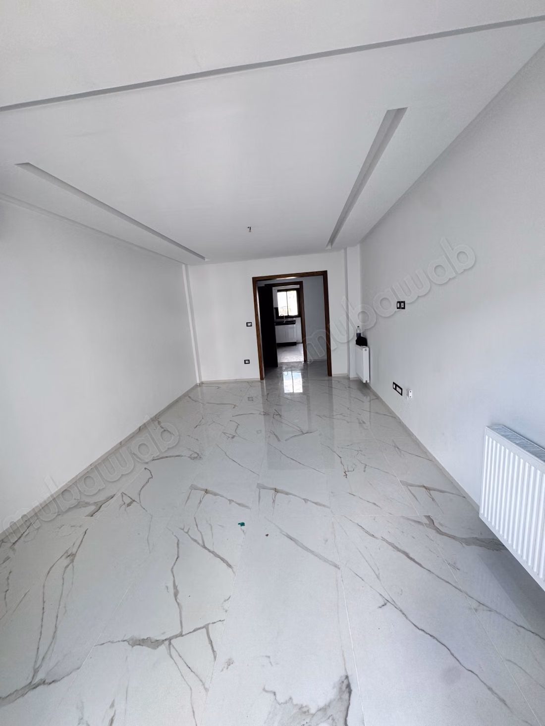 À LOUER – Magnifique S2 Haut Standing avec Suite Parentale  Jardin de L’Aouina Découvrez ce superbe S2 haut standing, situé dans une résidence moderne et sécurisée, offrant un cadre de vie confortable et agréable.  Les atouts:  Suite parentale avec salle de douche privative  Salon lumineux  Chambre avec dressing  Cuisine indépendante équipée  Résidence haut standing  Loyer: 1 600 DT  Contact: 51 261 715 Ne laissez pas passer cette belle opportunité