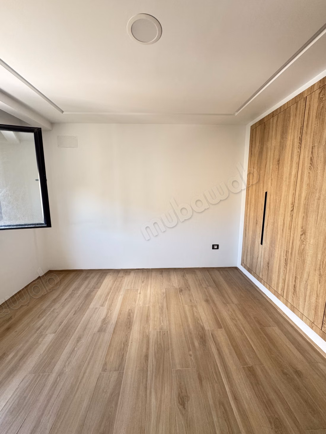  À LOUER – Magnifique S2 Haut Standing avec Suite Parentale  Jardin de L’Aouina Découvrez ce superbe S2 haut standing, situé dans une résidence moderne et sécurisée, offrant un cadre de vie confortable et agréable.  Les atouts:  Suite parentale avec salle de douche privative  Salon lumineux  Chambre avec dressing  Cuisine indépendante équipée  Résidence haut standing  Loyer: 1 600 DT  Contact: 51 261 715 Ne laissez pas passer cette belle opportunité