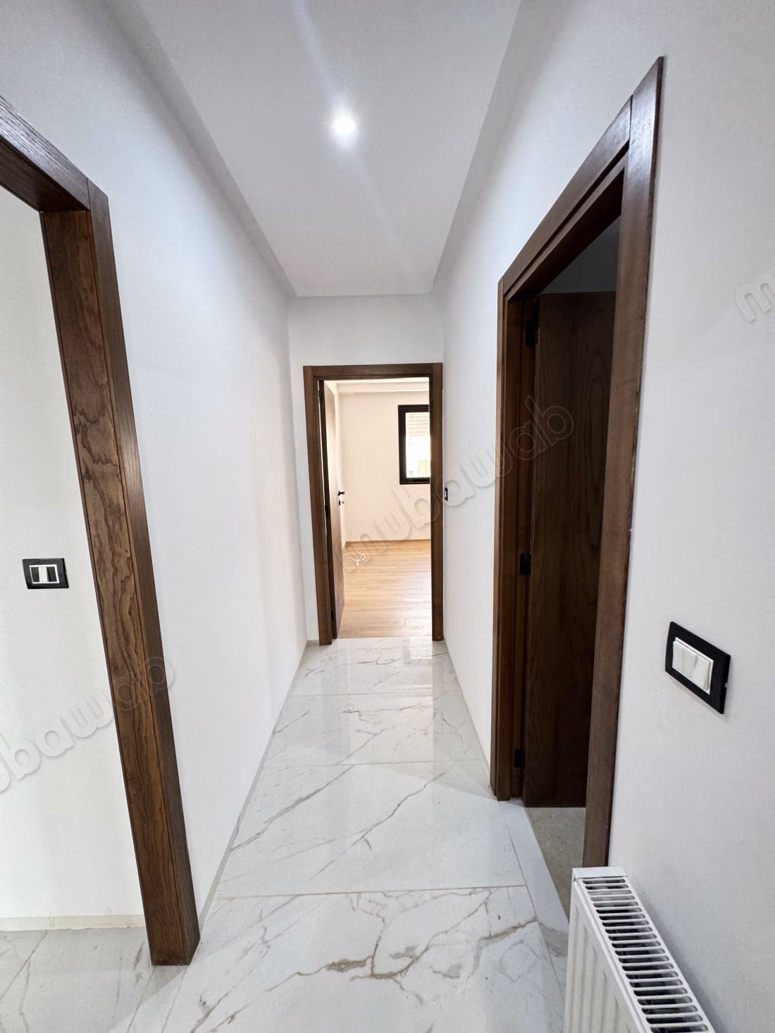  À LOUER – Magnifique S2 Haut Standing avec Suite Parentale  Jardin de L’Aouina Découvrez ce superbe S2 haut standing, situé dans une résidence moderne et sécurisée, offrant un cadre de vie confortable et agréable.  Les atouts:  Suite parentale avec salle de douche privative  Salon lumineux  Chambre avec dressing  Cuisine indépendante équipée  Résidence haut standing  Loyer: 1 600 DT  Contact: 51 261 715 Ne laissez pas passer cette belle opportunité