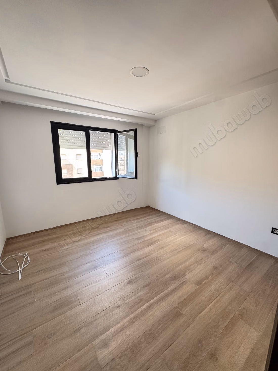  À LOUER – Magnifique S2 Haut Standing avec Suite Parentale  Jardin de L’Aouina Découvrez ce superbe S2 haut standing, situé dans une résidence moderne et sécurisée, offrant un cadre de vie confortable et agréable.  Les atouts:  Suite parentale avec salle de douche privative  Salon lumineux  Chambre avec dressing  Cuisine indépendante équipée  Résidence haut standing  Loyer: 1 600 DT  Contact: 51 261 715 Ne laissez pas passer cette belle opportunité