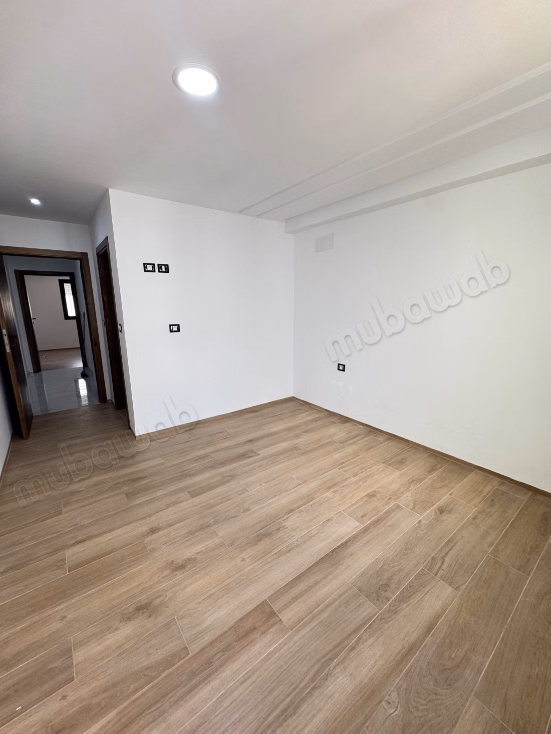  À LOUER – Magnifique S2 Haut Standing avec Suite Parentale  Jardin de L’Aouina Découvrez ce superbe S2 haut standing, situé dans une résidence moderne et sécurisée, offrant un cadre de vie confortable et agréable.  Les atouts:  Suite parentale avec salle de douche privative  Salon lumineux  Chambre avec dressing  Cuisine indépendante équipée  Résidence haut standing  Loyer: 1 600 DT  Contact: 51 261 715 Ne laissez pas passer cette belle opportunité
