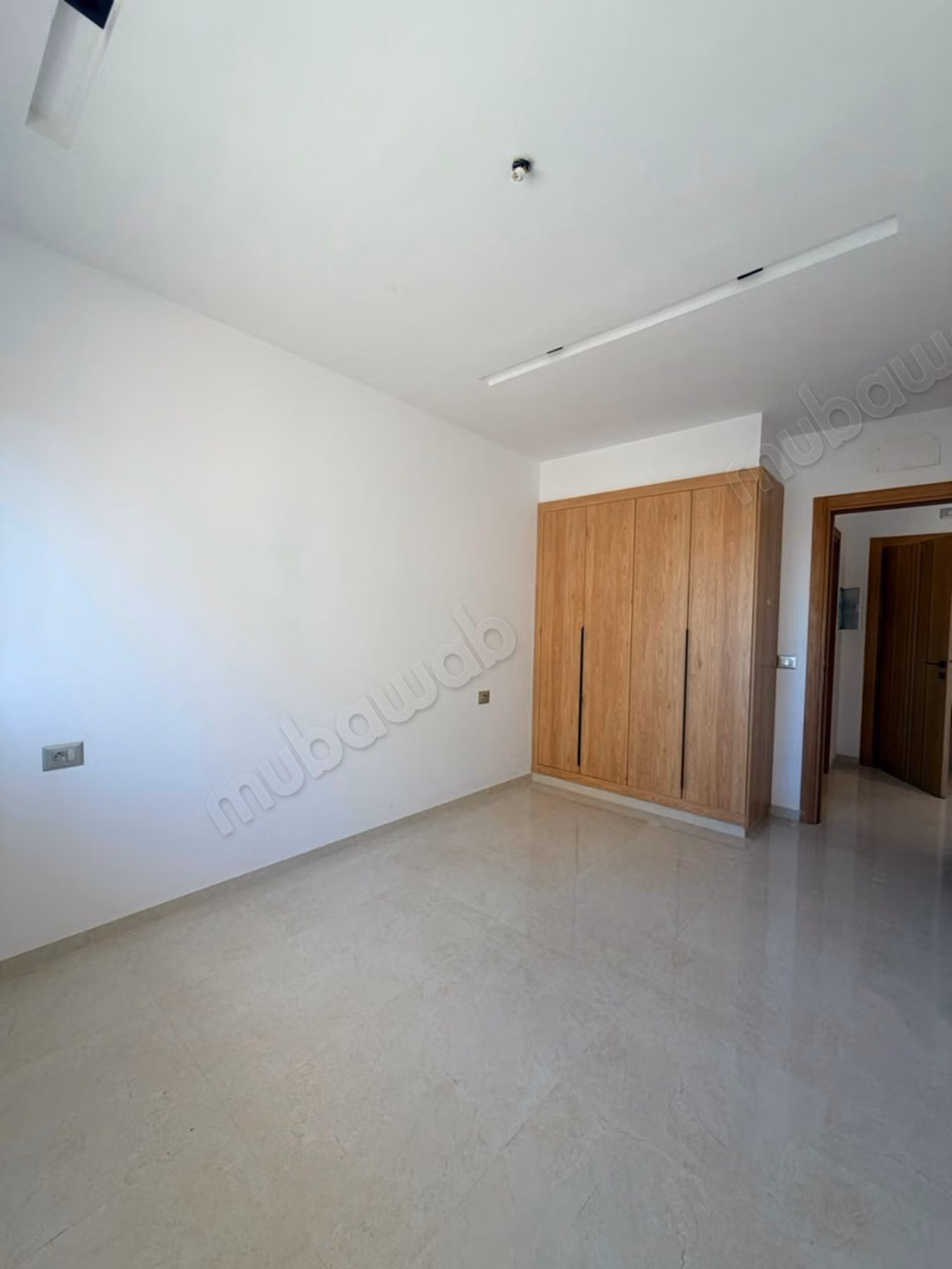 Louez cet appartement à El Aouina. Surface de 62 m². Fenêtres double vitrage et chauffage central