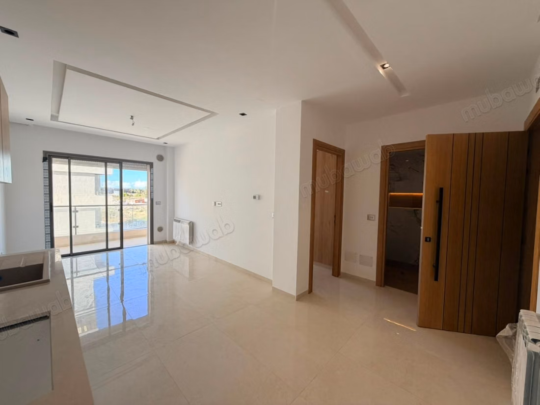 Louez cet appartement à El Aouina. Surface de 62 m². Fenêtres double vitrage et chauffage central