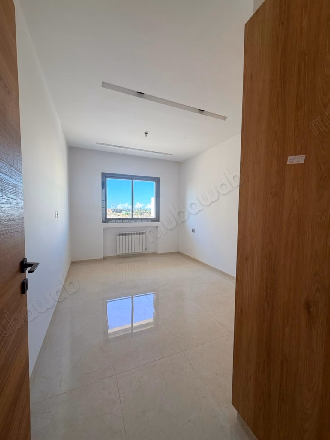 Louez cet appartement à El Aouina. Surface de 62 m². Fenêtres double vitrage et chauffage central