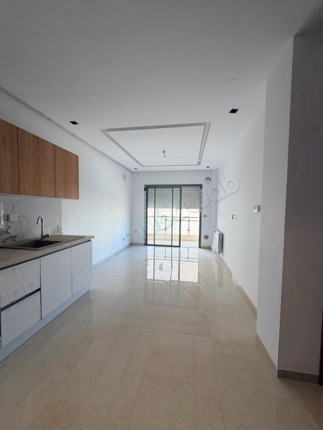 Louez cet appartement à El Aouina. Surface de 62 m². Fenêtres double vitrage et chauffage central