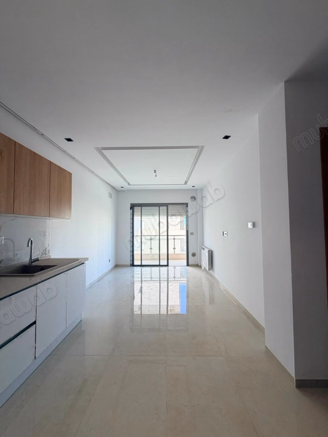 Louez cet appartement à El Aouina. Surface de 62 m². Fenêtres double vitrage et chauffage central