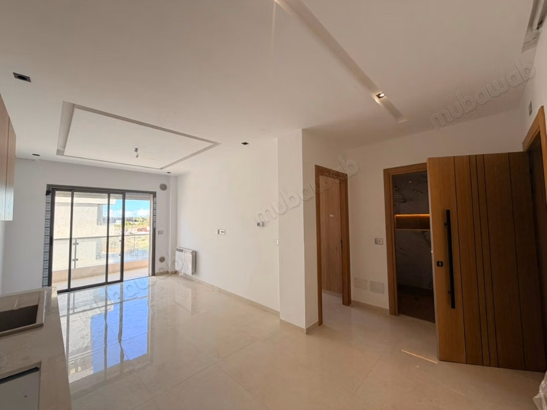 Louez cet appartement à El Aouina. Surface de 62 m². Fenêtres double vitrage et chauffage central