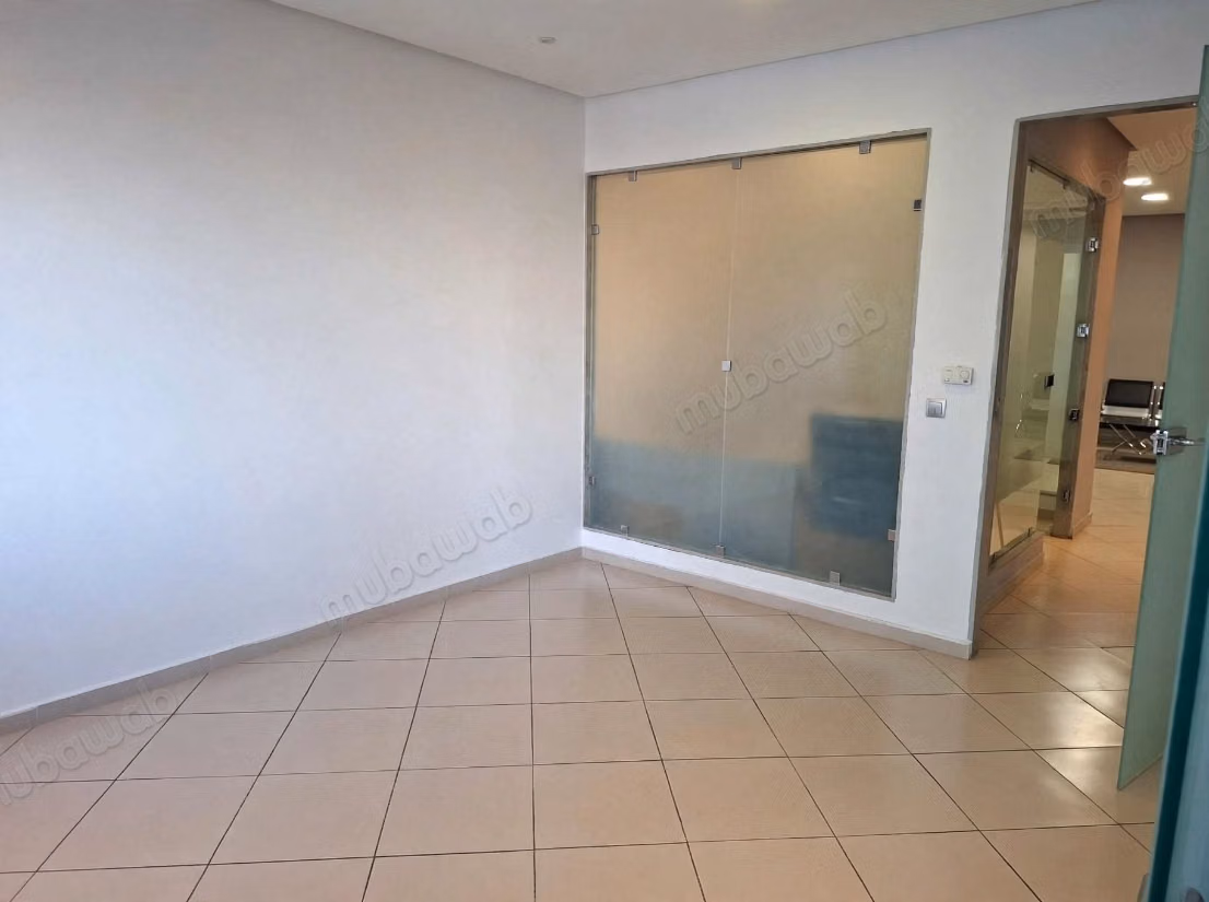 Commercial properties for rent in the new city. Total area 104 m². Elevator