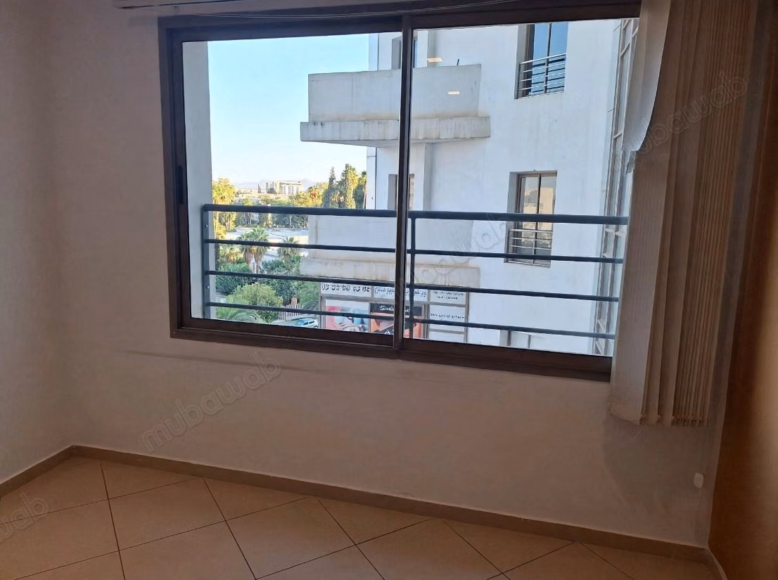 Commercial properties for rent in the new city. Total area 104 m². Elevator