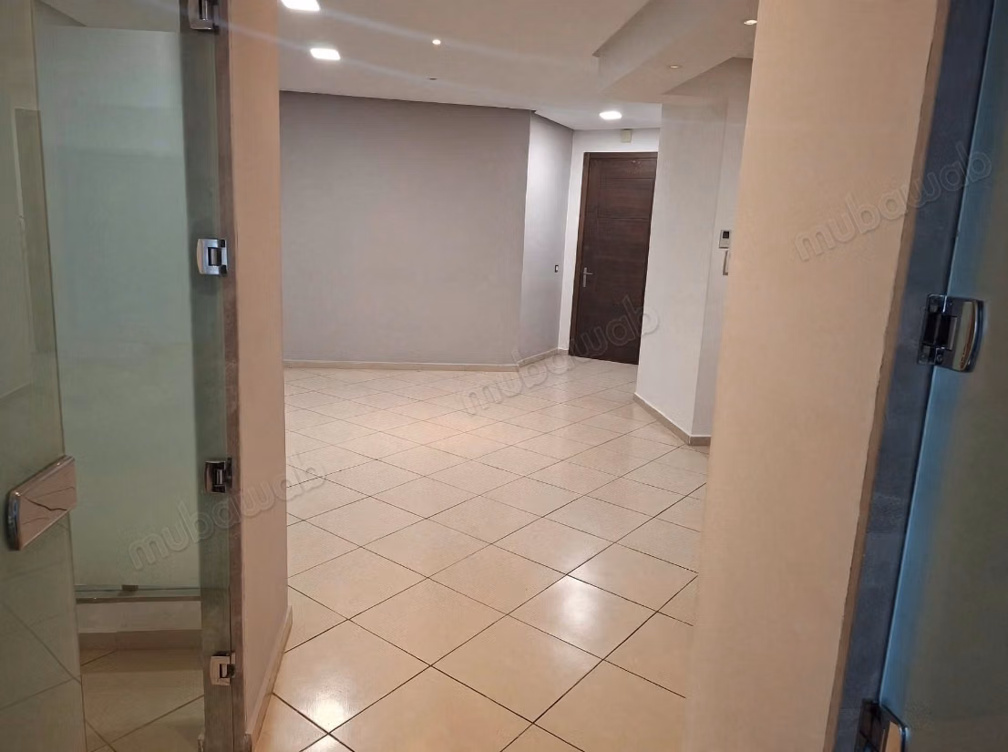 Commercial properties for rent in the new city. Total area 104 m². Elevator