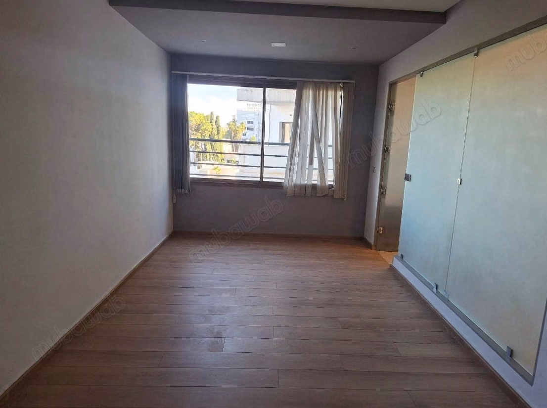 Commercial properties for rent in the new city. Total area 104 m². Elevator