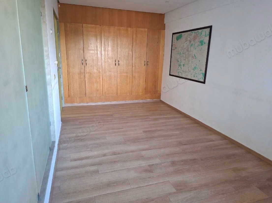 Commercial properties for rent in the new city. Total area 104 m². Elevator