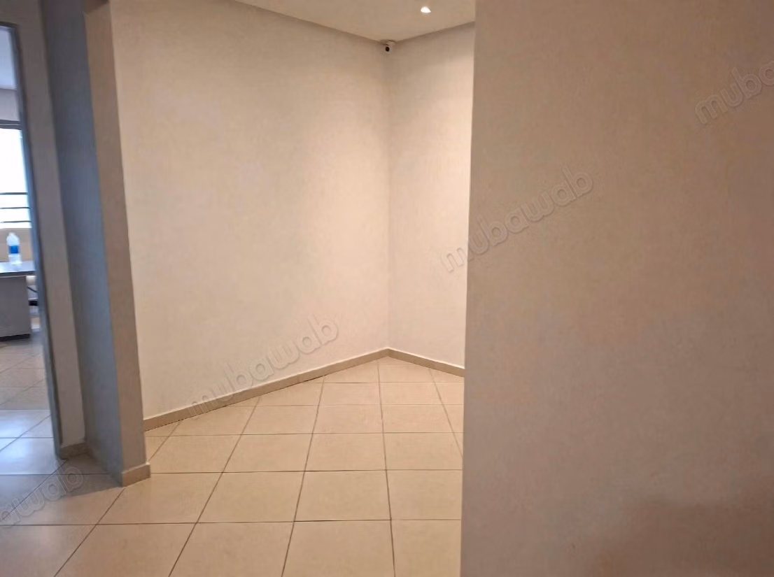 Commercial properties for rent in the new city. Total area 104 m². Elevator