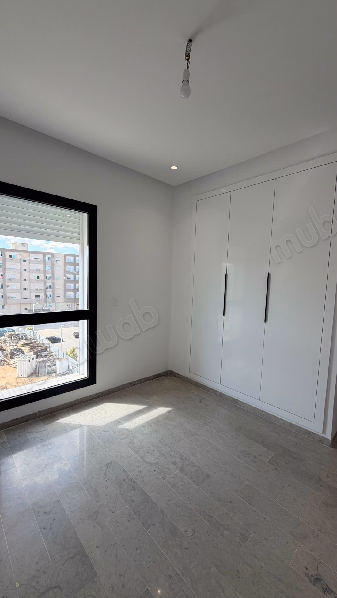  S1 À LOUER – NOUVELLE SOUKRA  Jamais habité – Haut standing  Nouvelle Soukra ️ S1 moderne et lumineux ️ Kitchenette équipée  Résidence récente et sécurisée  Loyer: 1 200 DT  Contact: 51 262 715